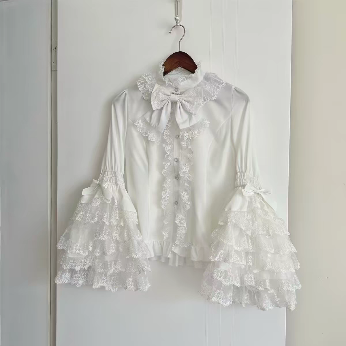 Camicia Lolita "Rose Court" – Pizzi Romantici e Maniche a Cascata